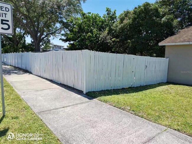 Building Photo - 3200 Woodruff Dr