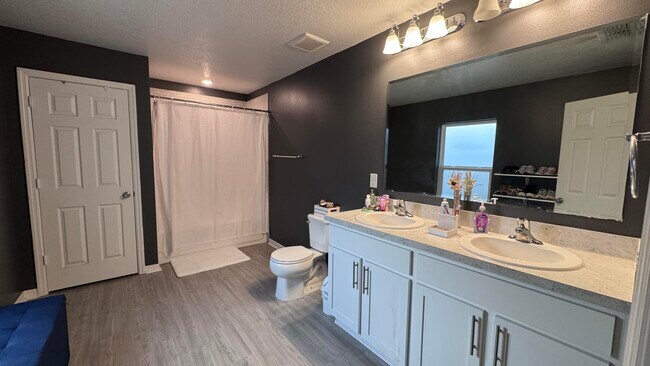 Building Photo - 5635 NW Pine Trail Cir