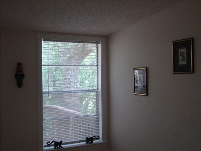 Building Photo - 18311 Redbud Ln