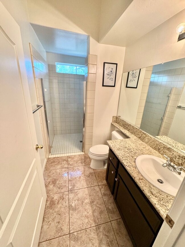 Building Photo - Make yourself at home in this delightful B...