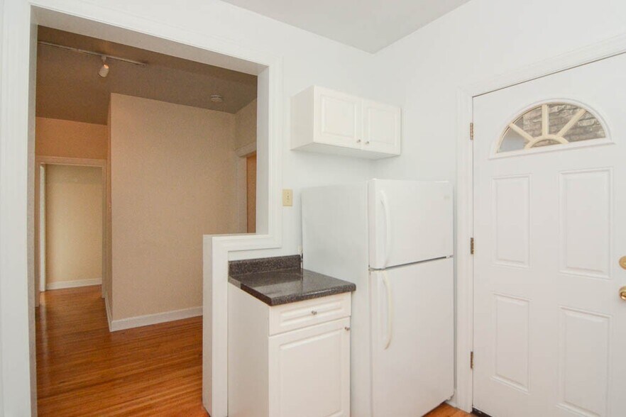 Building Photo - 3733 N Pine Grove Ave