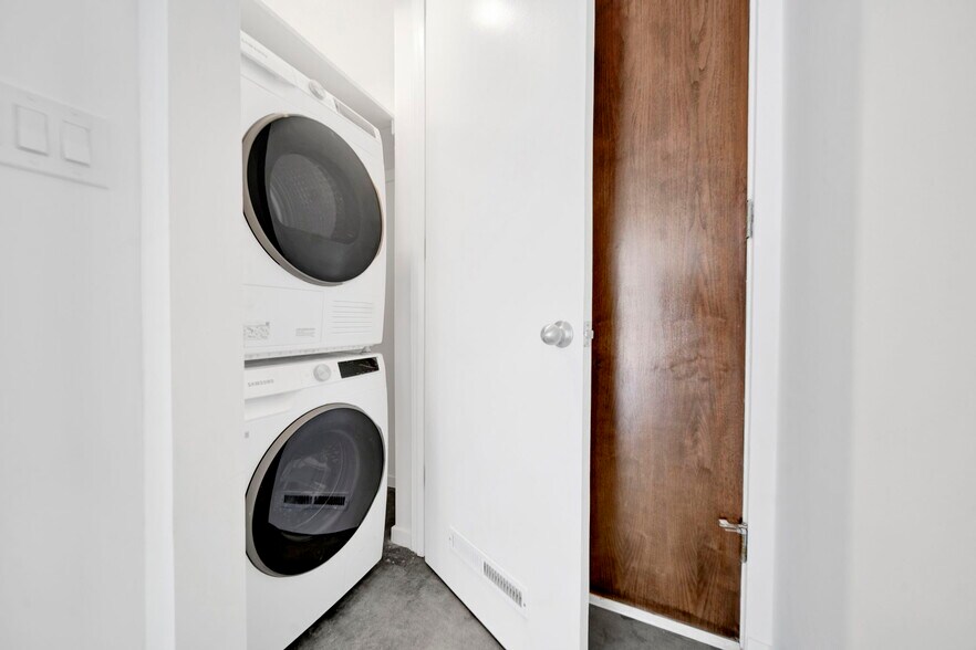 Building Photo - 1147 N Clark St