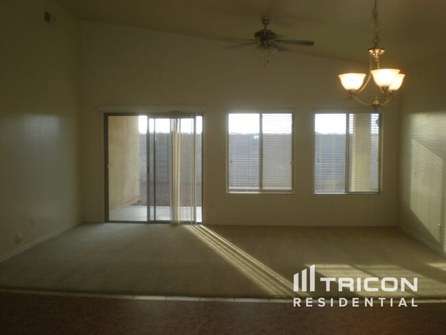 Building Photo - 15613 N Poppy St