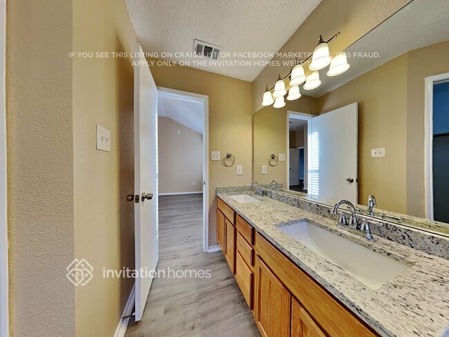 Building Photo - 10648 Shadywood Dr