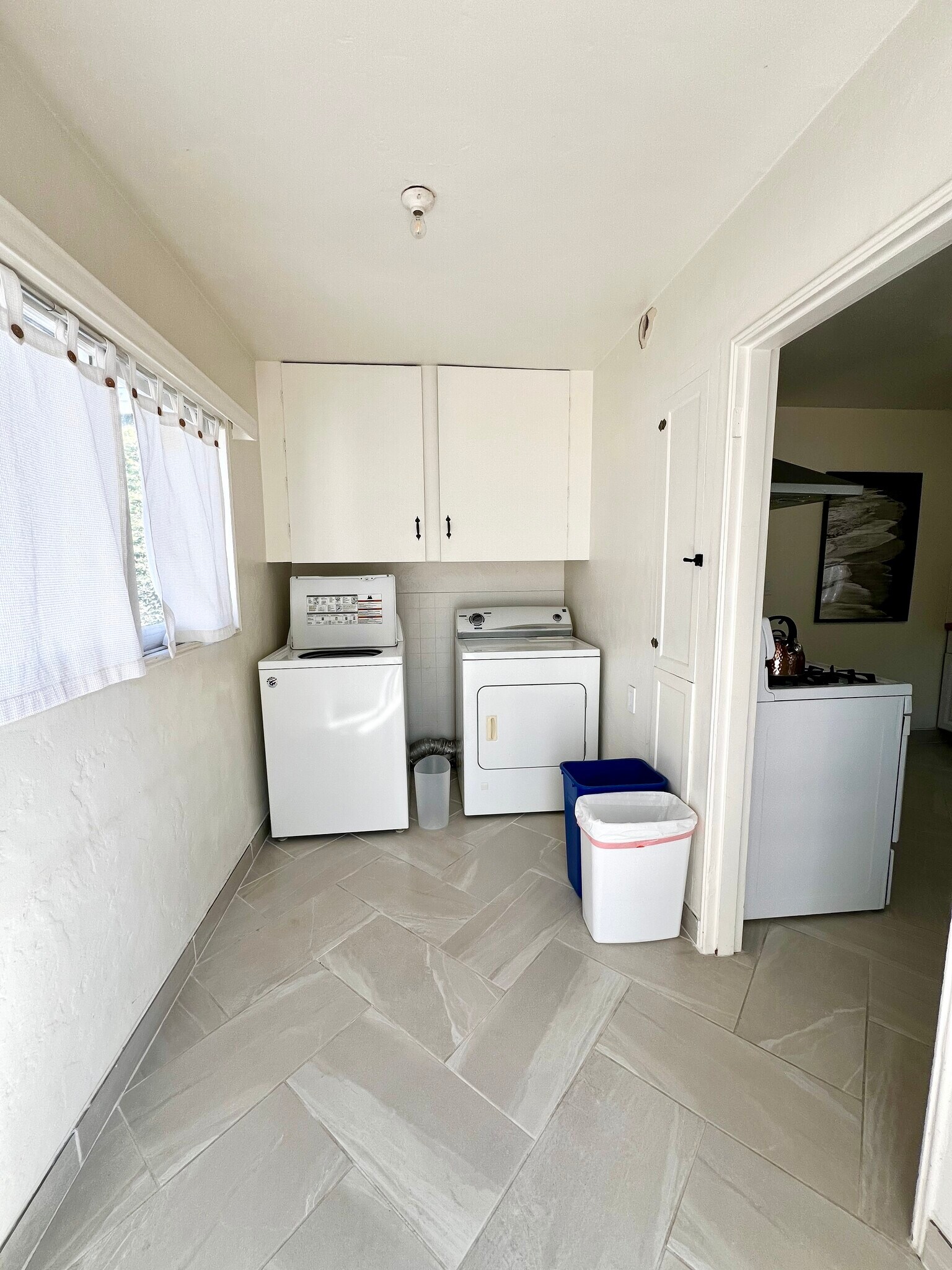 Building Photo - 530 N Quarantina St