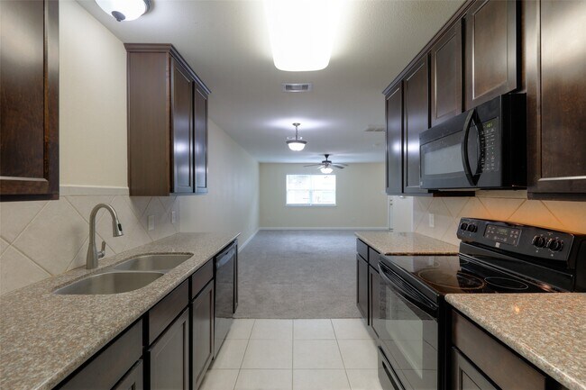 Building Photo - 11905 Algonquin Dr