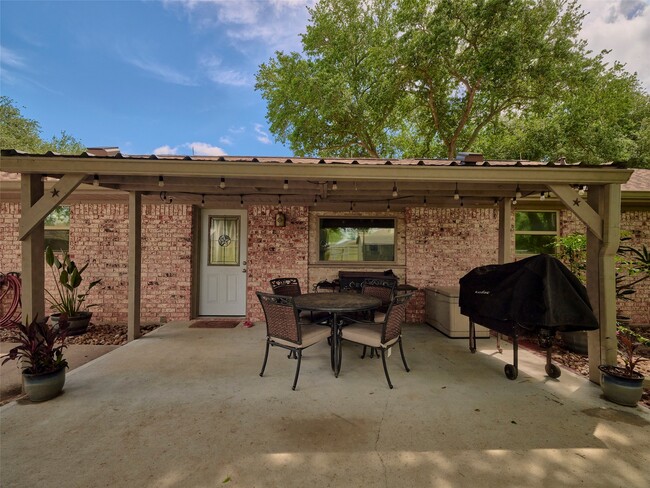 Building Photo - 9326 Kostelnik St