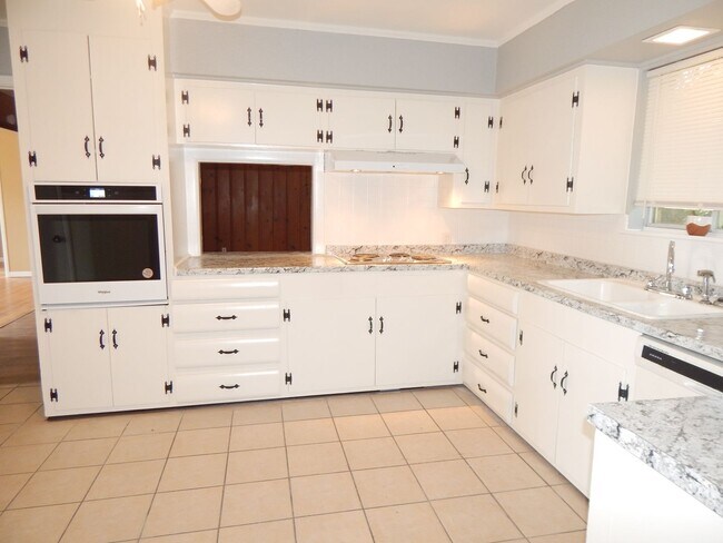 Building Photo - Spacious 3 Bedroom, 2 Bath Home in Tyler!