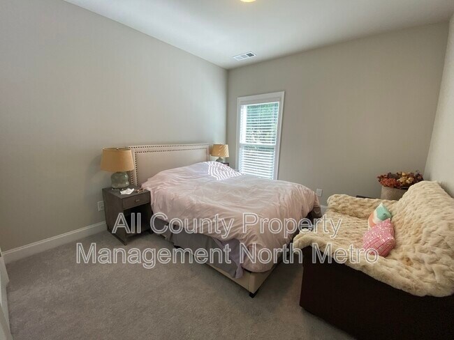 Building Photo - 6562 Creekview Cir