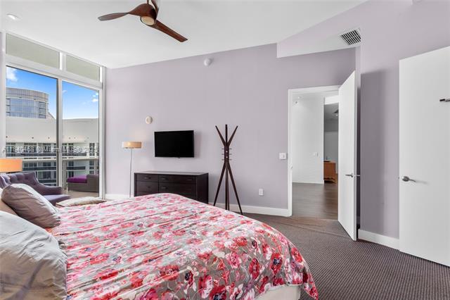 Building Photo - 16001 Collins Ave