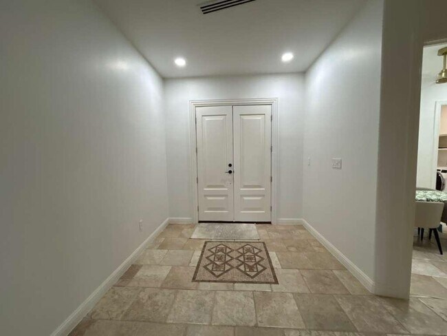 Building Photo - 2110 Bermuda Dr