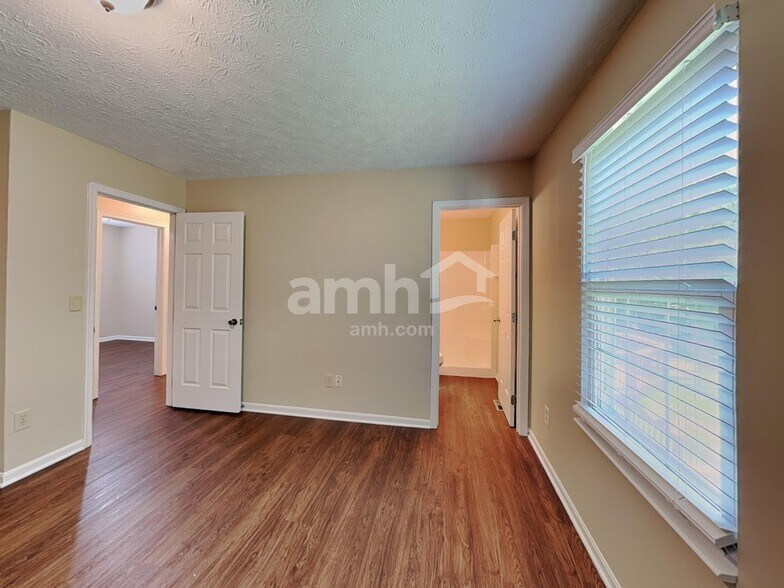 Building Photo - 2220 Siesta Dr