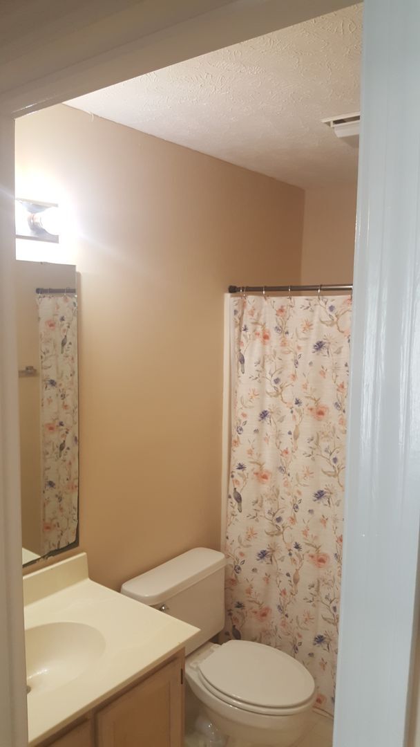 Building Photo - 3rd Floor 2 Bedroom in River Oaks