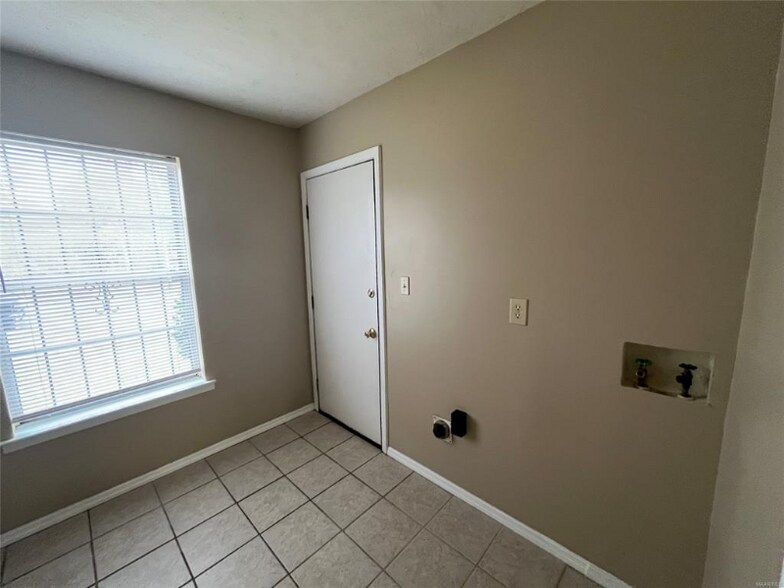 Building Photo - 4142 Strathmore Dr