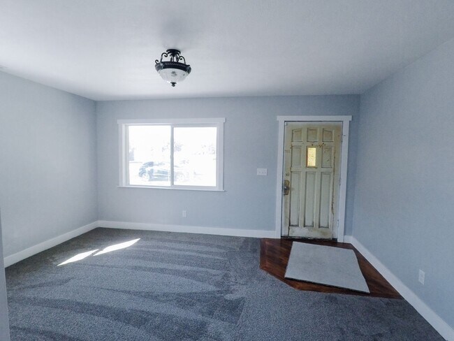 Building Photo - Updated Cozy Cottage