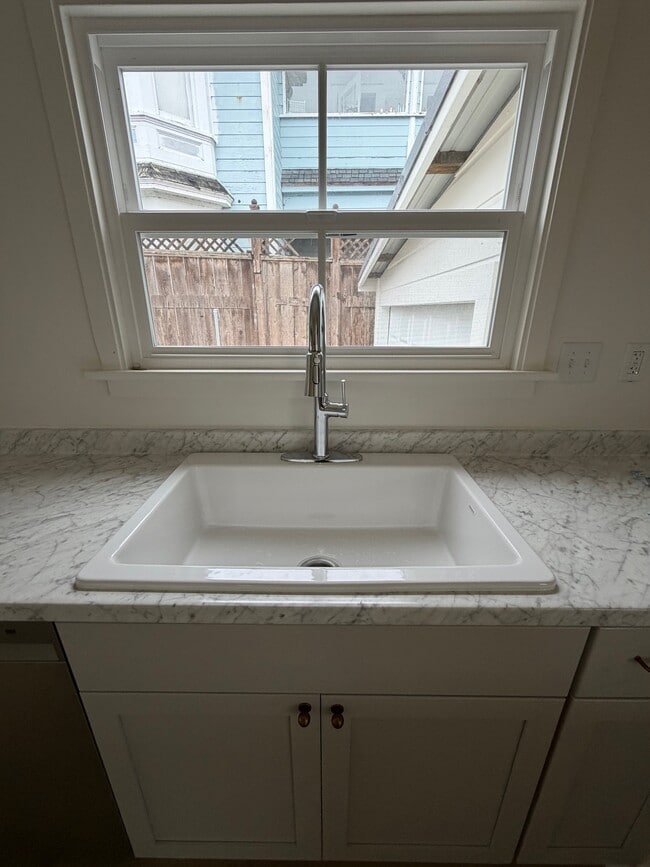 Building Photo - 900 Main St