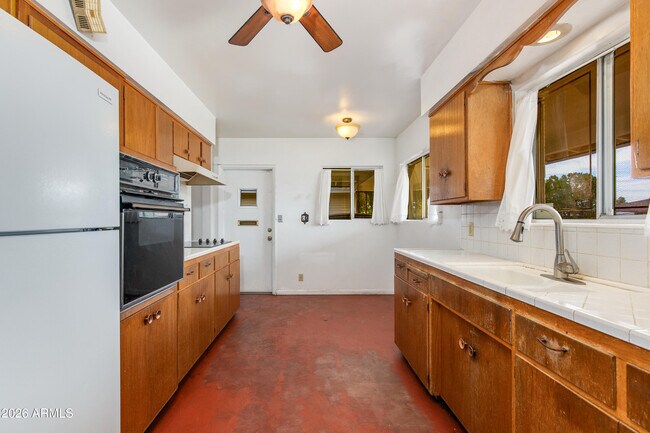 Building Photo - 1524 W Ocotillo Rd