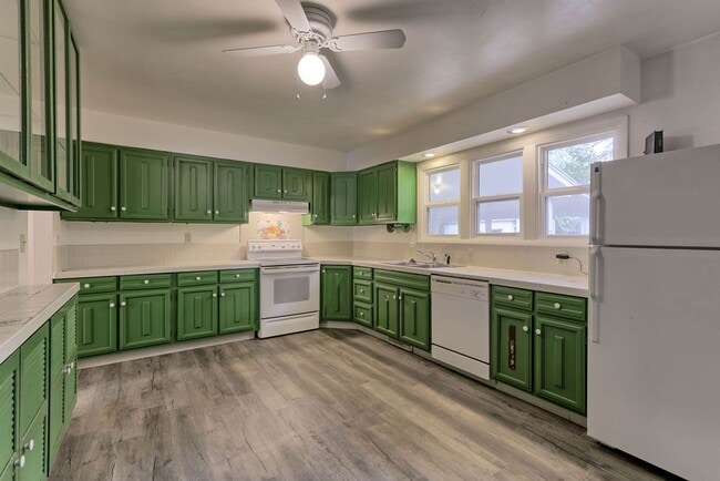 Building Photo - Students Welcome! 3 Bed / 1.5 Bath Ranch Near CSU – Large Fenced Yard | Pets Welcome | Flexible L...