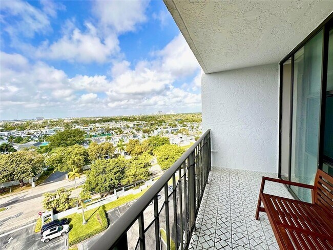 Building Photo - 800 Parkview Dr