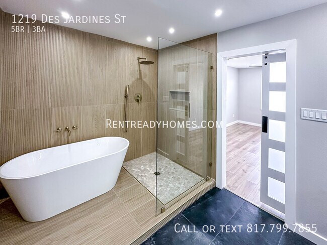 Building Photo - 1219 Des Jardines St