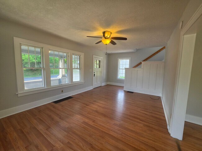 Building Photo - Kent 3 bedroom 1 bath Single Family Home
