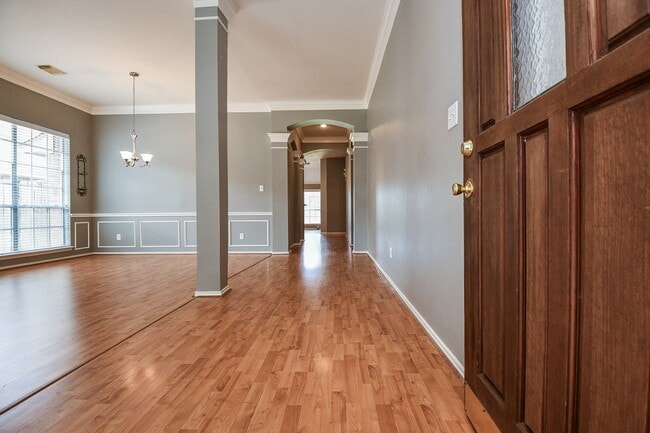 Building Photo - 4622 Forest Home Dr