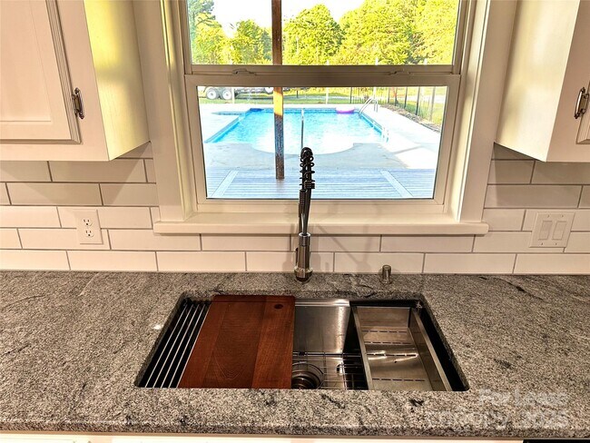 Building Photo - 2054 Hickory Hills Dr