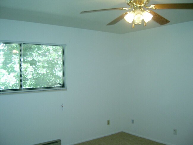 Building Photo - 2 Bedroom Condo near Oxbow Park