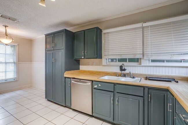 Building Photo - Amazing Historic 1940's Home in Original Cleburne- 4 Bed- 3 Bath w/ Multiple Living Areas- 76033