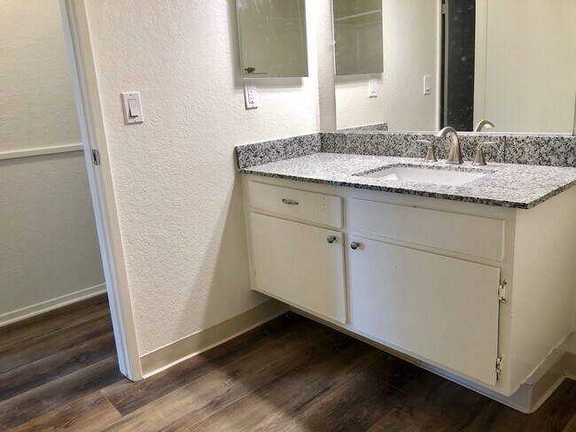 Building Photo - West Ventura Apartment