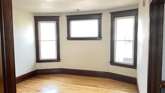 Building Photo - Available NOW!!  3 Bedroom Upper Level Dup...