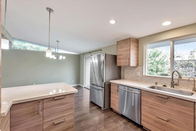 Building Photo - Modern Elegance & Effortless Style l 4BR Santa Clara Home