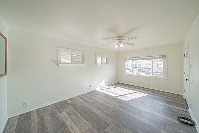 Building Photo - 3 bed 1 bath home recently renovated.