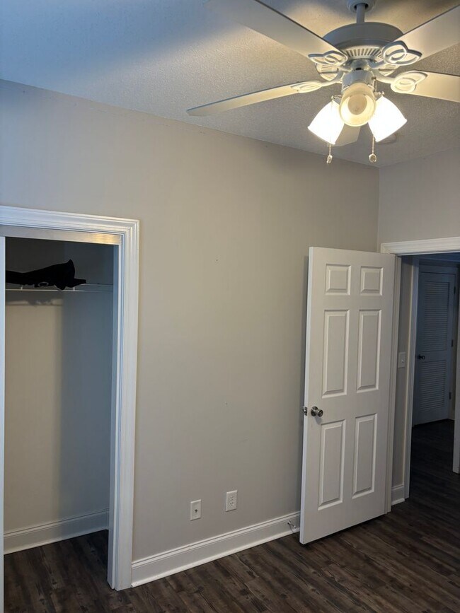 Building Photo - 3-Bedroom, 2Bath Condo end unit