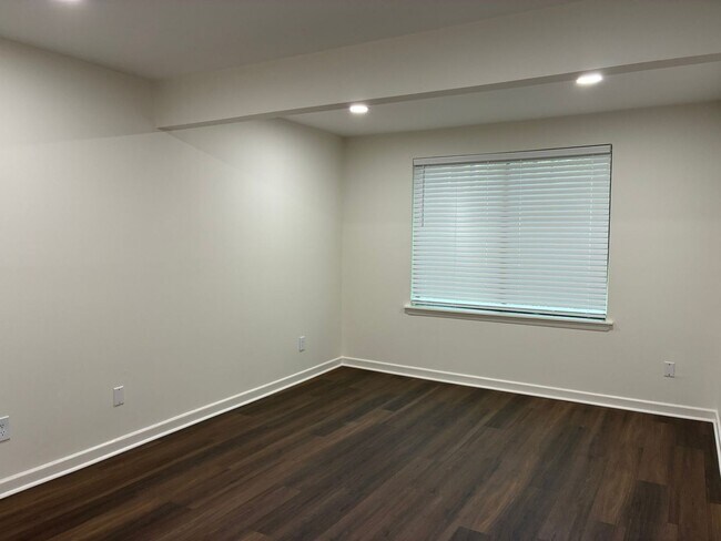 Building Photo - 221 Mariners Row