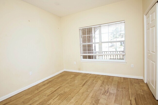 Building Photo - Central Niceville Location