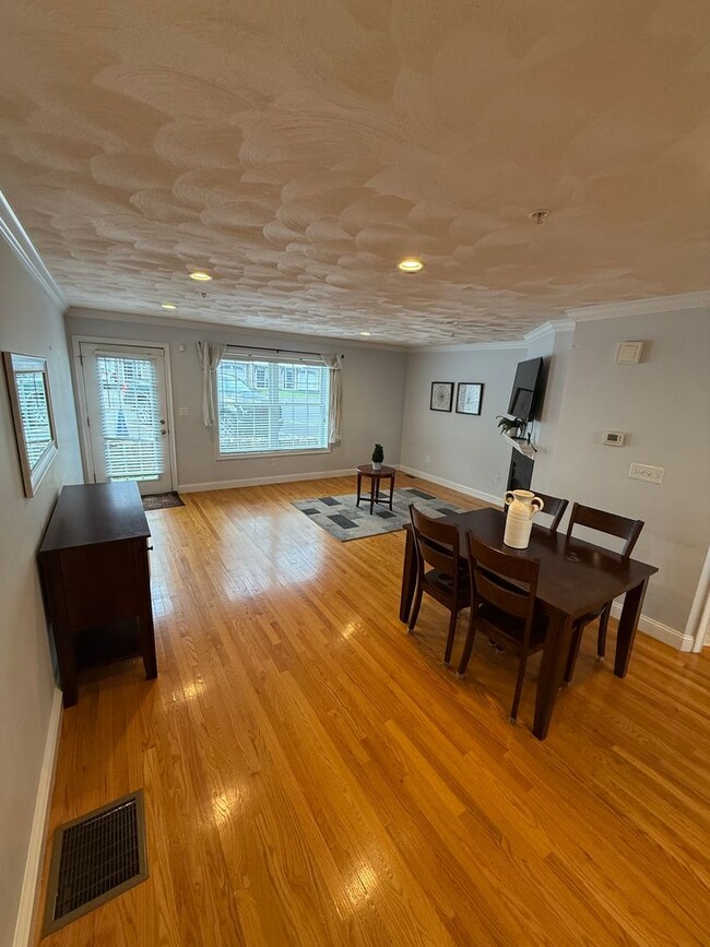 Building Photo - Beautiful Condo in Lynn– $3,000/mo