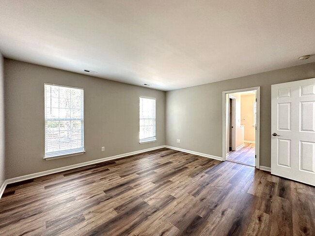 Building Photo - Completely renovated home located in Five ...