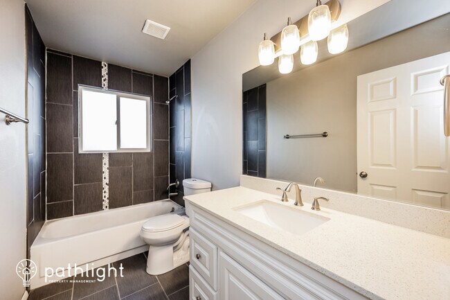 Building Photo - 4985 Montebello Dr