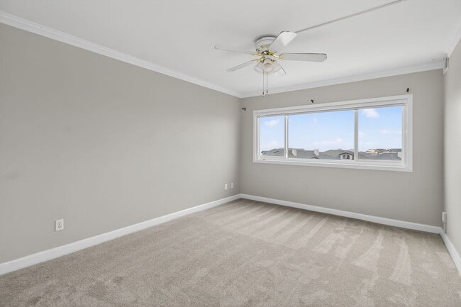 Building Photo - Stunning Condo With Exclusive Bay Views!