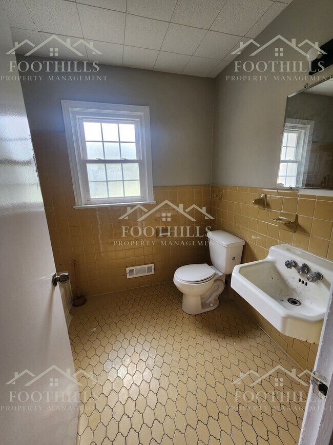 Building Photo - Beautiful 2-Story Brick Home Near Anderson...