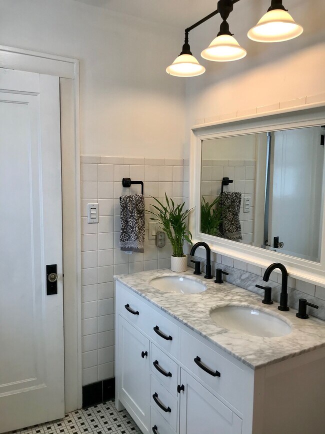 Building Photo - 8307 Greenwood Ave