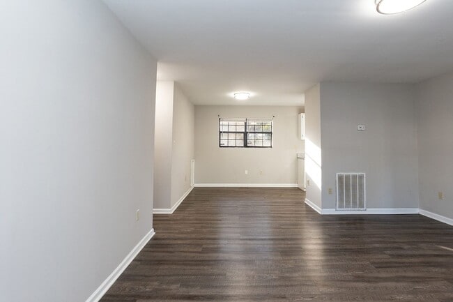 Building Photo - Three Bedroom Home!