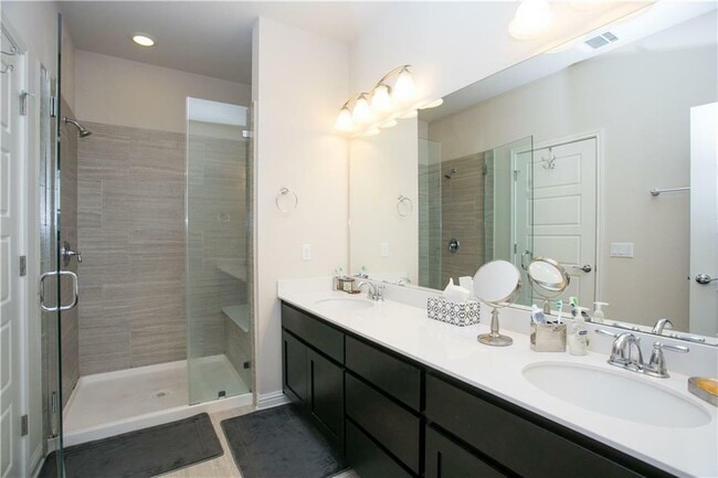 Building Photo - 6814 E Riverside Dr