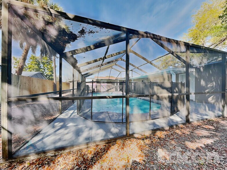 Building Photo - 5110 Cresthill Dr