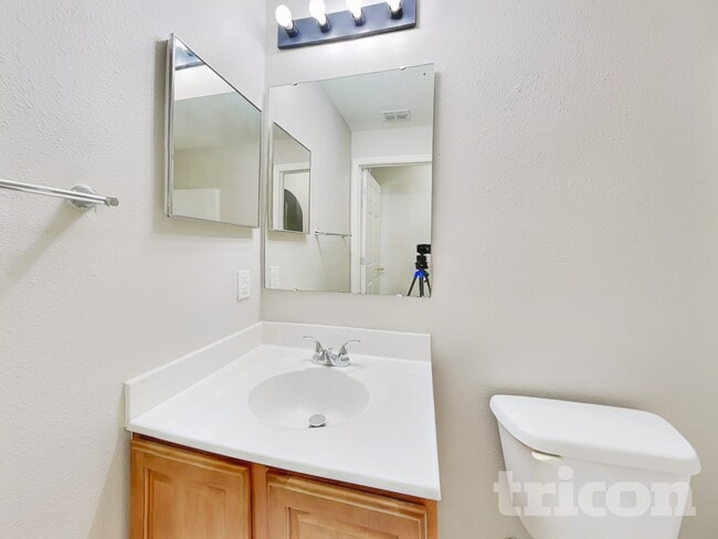 Building Photo - 1420 Shorewood Dr