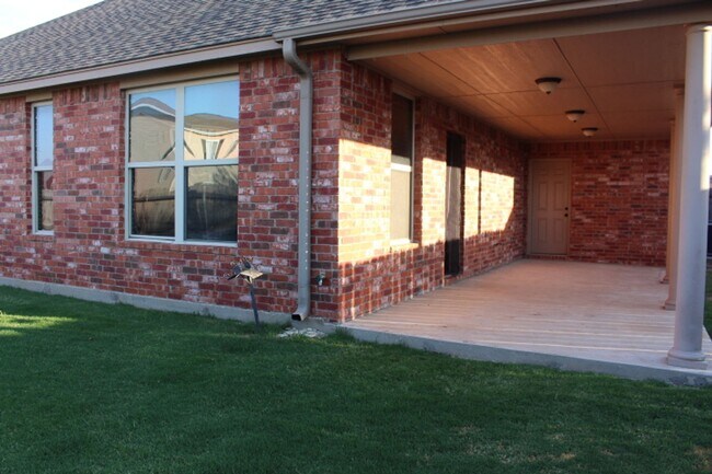 Building Photo - Southwest home, close to hospital, shopping, restaurants and easy access to FT Sill