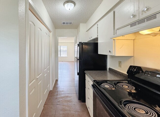 Building Photo - Bright & Stylish 2-Bedroom Retreat in a Prime Arlington Location