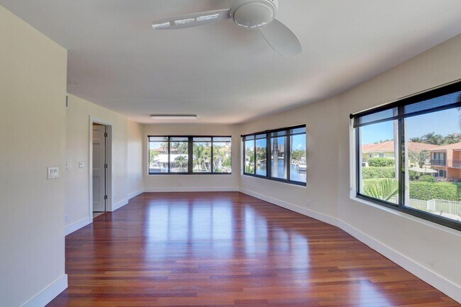 Building Photo - 1121 Bel Air Dr