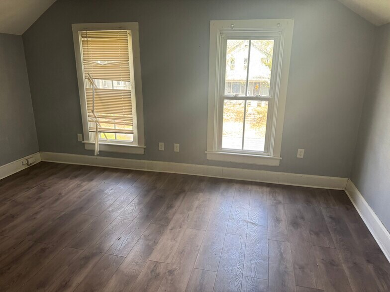 Building Photo - 915 W 14th St